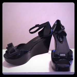 Medium height open toed wedge sandals